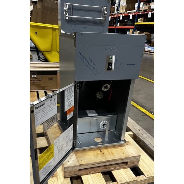 Scratch and Dent Dean by Frymaster SR114E Super Runner Economy 40 lb. Electric Floor Fryer - 208V, 3 Phase