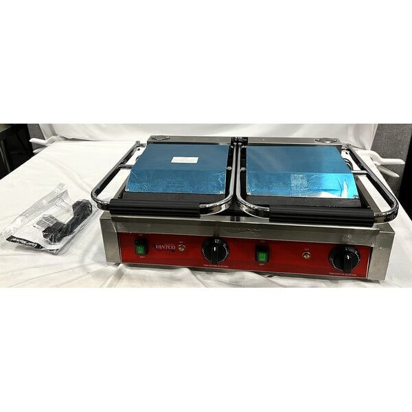 Scratch and Dent Avantco PG400S Commercial Dual Panini Sandwich Grill with Smooth Plates and 19 5/8" x 9 1/8" Cooking Surface - 120V, 3500W