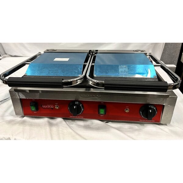 Scratch and Dent Avantco PG400S Commercial Dual Panini Sandwich Grill with Smooth Plates and 19 5/8" x 9 1/8" Cooking Surface - 120V, 3500W