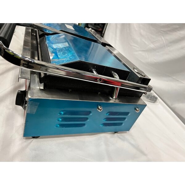 Scratch and Dent Avantco PG400S Commercial Dual Panini Sandwich Grill with Smooth Plates and 19 5/8" x 9 1/8" Cooking Surface - 120V, 3500W