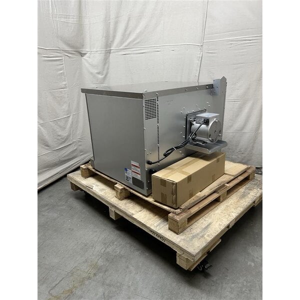 Scratch and Dent Cooking Performance Group FECD-100-C Single Deck Standard Depth Full Size Electric Convection Oven- 208V, 3 Phase, 11 kW