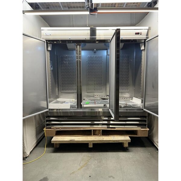 Scratch and Dent Avantco SS-3R-HC 81 5/16" Stainless Steel Solid Door Reach-In Refrigerator