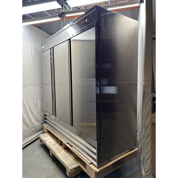 Scratch and Dent Avantco SS-3R-HC 81 5/16" Stainless Steel Solid Door Reach-In Refrigerator