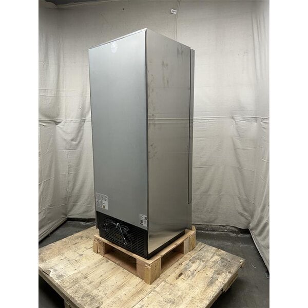 Scratch and Dent Avantco A-12F-HC 25" Solid Door Reach-In Freezer