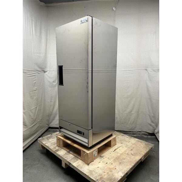 Scratch and Dent Avantco A-12F-HC 25" Solid Door Reach-In Freezer
