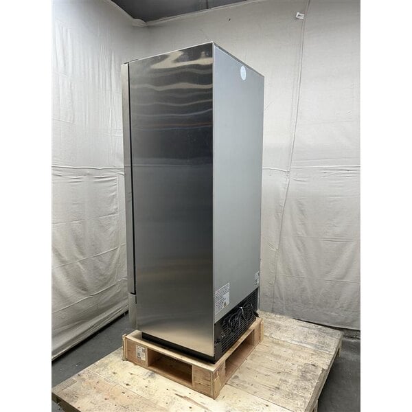 Scratch and Dent Avantco A-12F-HC 25" Solid Door Reach-In Freezer