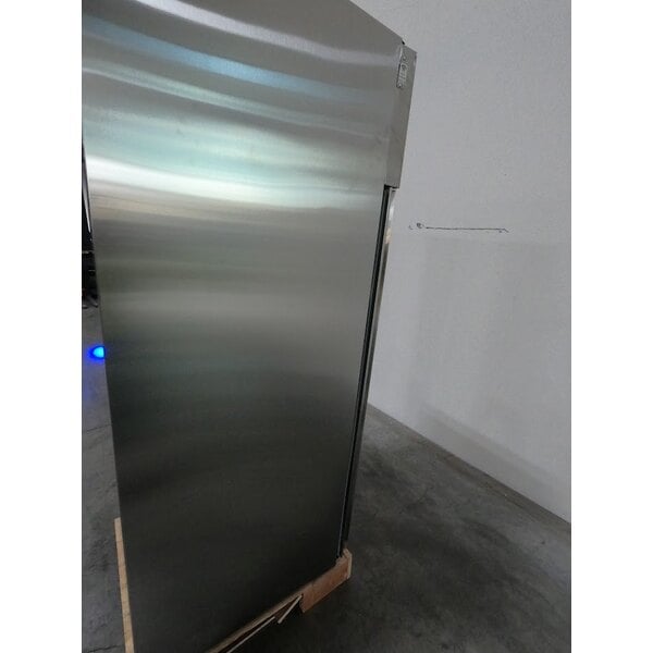 Scratch and Dent Avantco Z1-R-HC 29" Solid Door Stainless Steel Reach-In Refrigerator