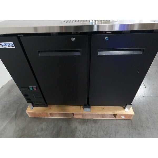 Scratch and Dent Avantco UDD-48-HC Double Tap Kegerator Beer Dispenser - Black, (2) 1/2 Keg Capacity