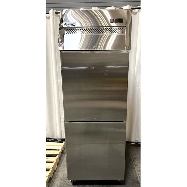 Scratch and Dent Avantco Z1-R2-A 29" Right-Hinged Solid Half Door Stainless Steel Reach-In Refrigerator