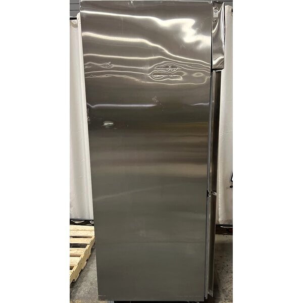 Scratch and Dent Avantco Z1-R2-A 29" Right-Hinged Solid Half Door Stainless Steel Reach-In Refrigerator