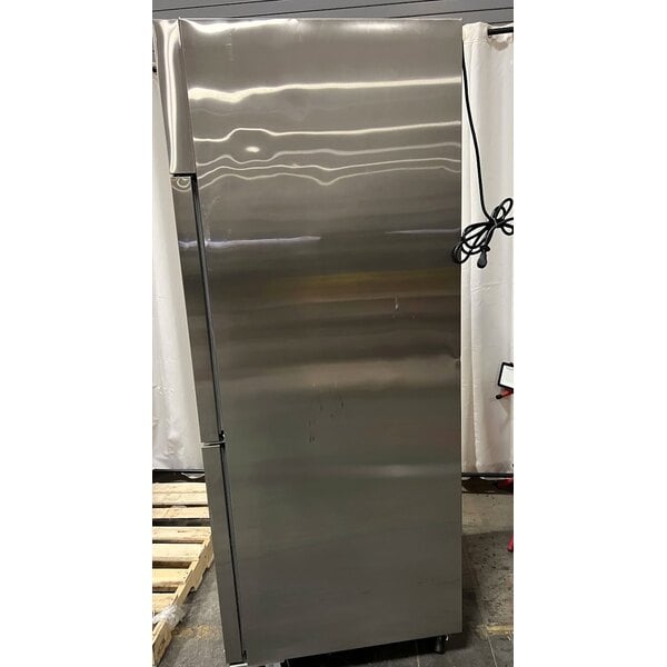 Scratch and Dent Avantco Z1-R2-A 29" Right-Hinged Solid Half Door Stainless Steel Reach-In Refrigerator