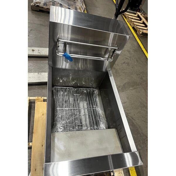 Scratch and Dent Dean by Frymaster SR114E Super Runner Economy 40 lb. Electric Floor Fryer - 208V, 1 Phase