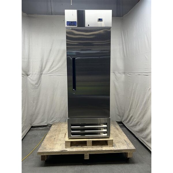 Scratch and Dent Arctic Air AF23 26 3/4" One Section Reach-In Freezer - 23 cu. ft.