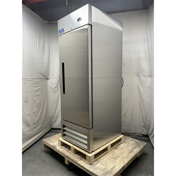 Scratch and Dent Arctic Air AF23 26 3/4" One Section Reach-In Freezer - 23 cu. ft.
