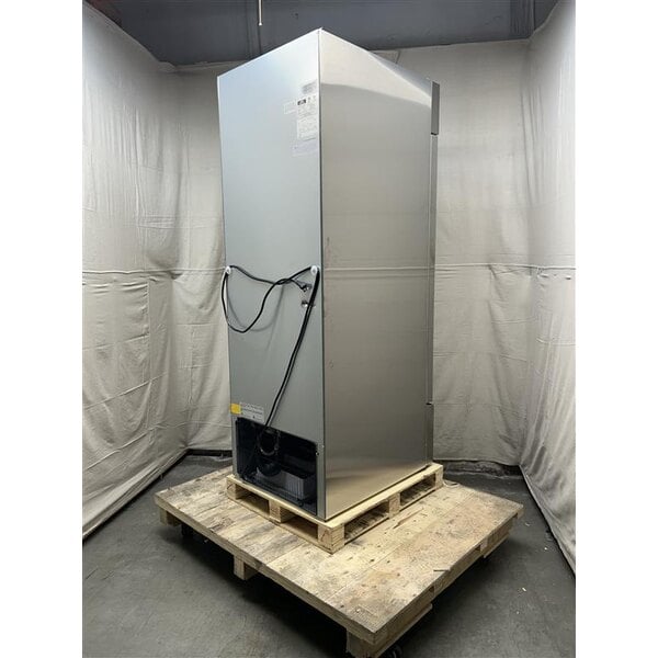 Scratch and Dent Arctic Air AF23 26 3/4" One Section Reach-In Freezer - 23 cu. ft.