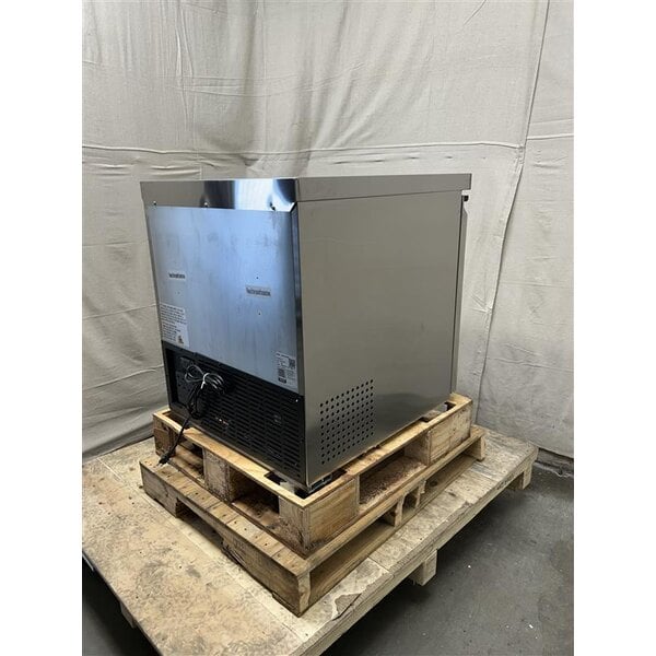 Scratch and Dent Avantco SS-UC-27R-HC 27" Undercounter Refrigerator