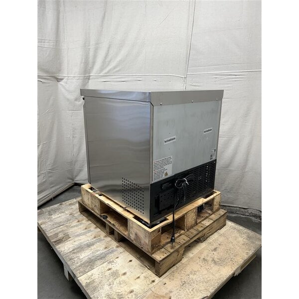 Scratch and Dent Avantco SS-UC-27R-HC 27" Undercounter Refrigerator