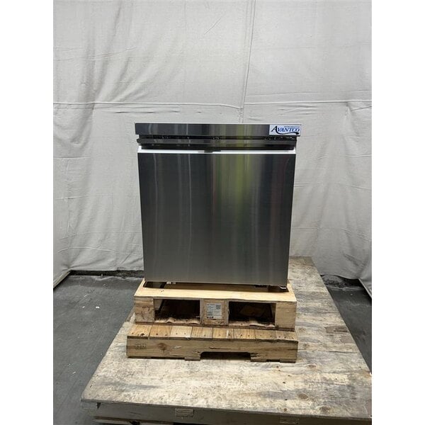 Scratch and Dent Avantco SS-UC-27R-HC 27" Undercounter Refrigerator