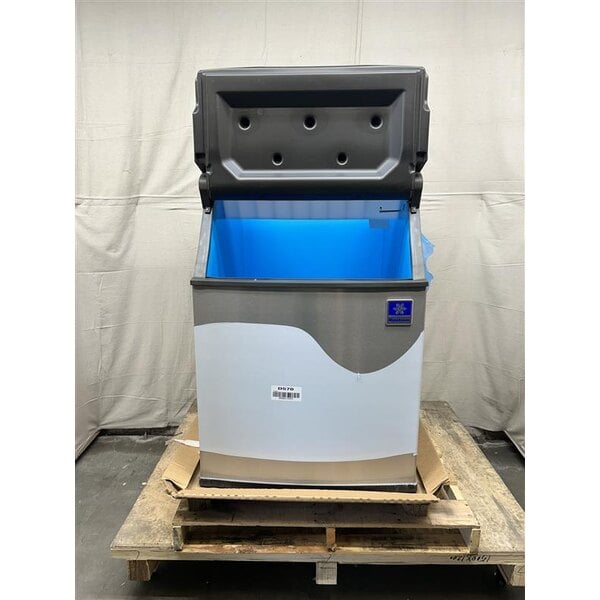 Scratch and Dent Manitowoc D-570 Ice Storage Bin - 532 lb.