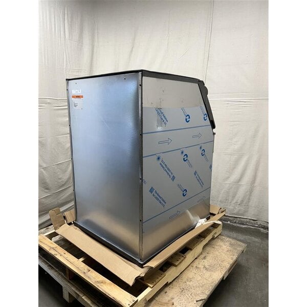 Scratch and Dent Manitowoc D-570 Ice Storage Bin - 532 lb.