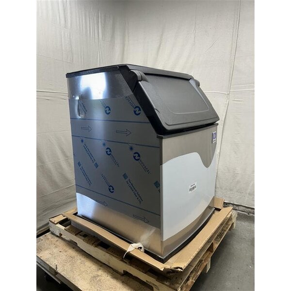 Scratch and Dent Manitowoc D-570 Ice Storage Bin - 532 lb.