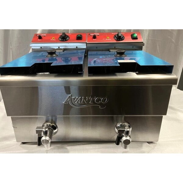 Scratch and Dent Avantco F202 30 lb. Dual Tank Medium-Duty Electric Countertop Fryer - 208-240V, 5400/7200W