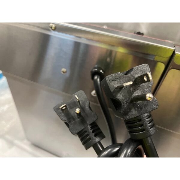 Scratch and Dent Avantco F202 30 lb. Dual Tank Medium-Duty Electric Countertop Fryer - 208-240V, 5400/7200W