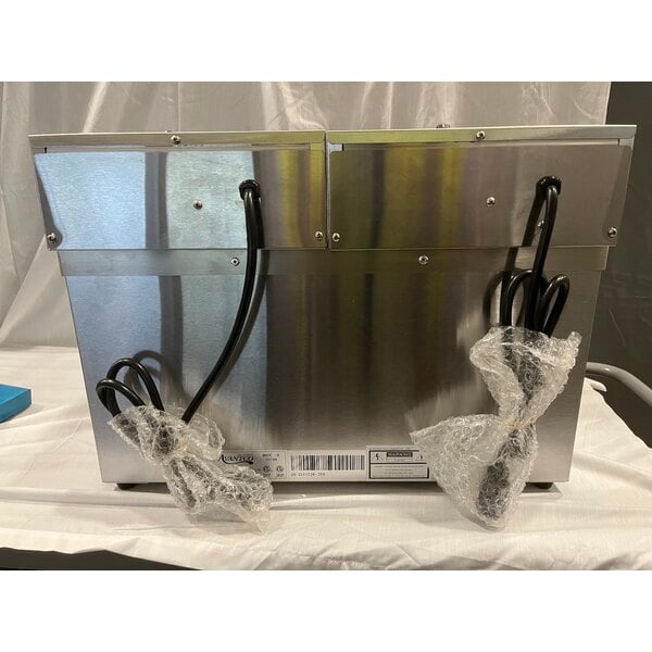 Scratch and Dent Avantco F202 30 lb. Dual Tank Medium-Duty Electric Countertop Fryer - 208-240V, 5400/7200W