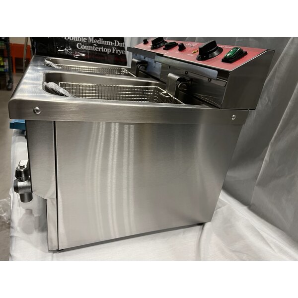 Scratch and Dent Avantco F202 30 lb. Dual Tank Medium-Duty Electric Countertop Fryer - 208-240V, 5400/7200W