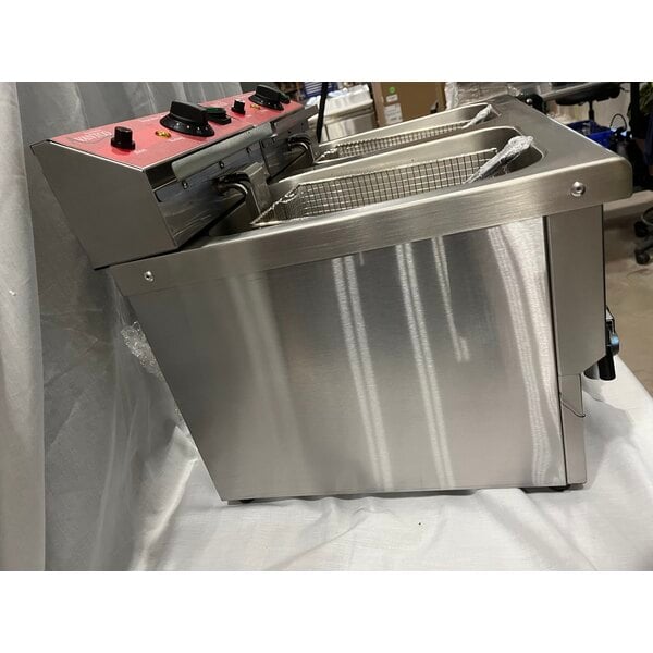 Scratch and Dent Avantco F202 30 lb. Dual Tank Medium-Duty Electric Countertop Fryer - 208-240V, 5400/7200W