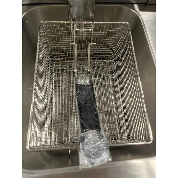 Scratch and Dent Avantco F202 30 lb. Dual Tank Medium-Duty Electric Countertop Fryer - 208-240V, 5400/7200W