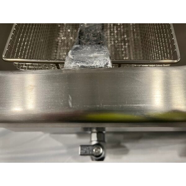 Scratch and Dent Avantco F202 30 lb. Dual Tank Medium-Duty Electric Countertop Fryer - 208-240V, 5400/7200W