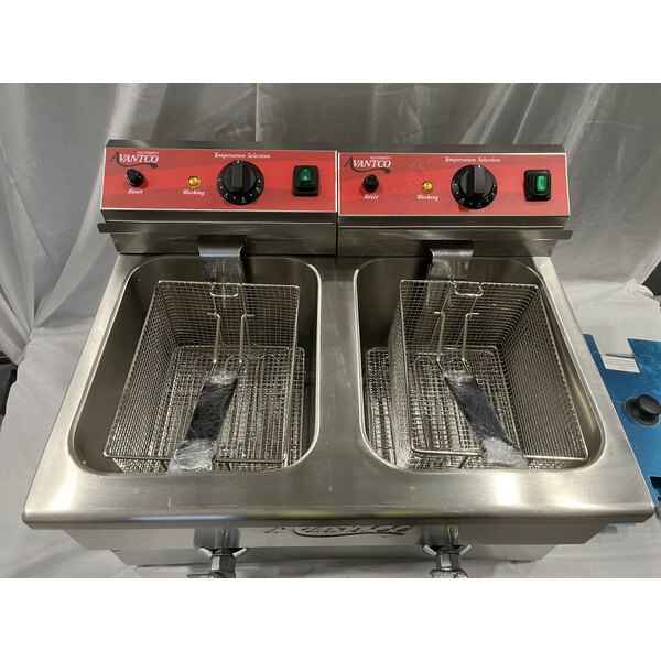 Scratch and Dent Avantco F202 30 lb. Dual Tank Medium-Duty Electric Countertop Fryer - 208-240V, 5400/7200W