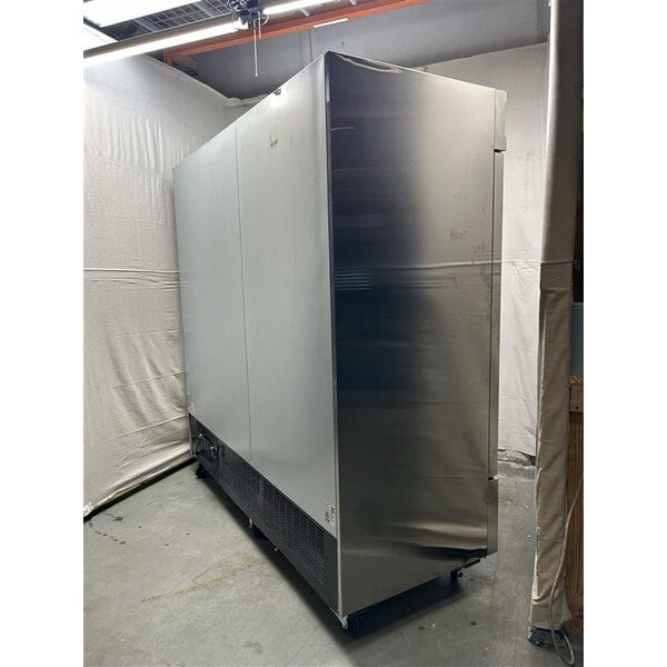 Scratch and Dent Avantco SS-3R-HC 81 5/16" Stainless Steel Solid Door Reach-In Refrigerator