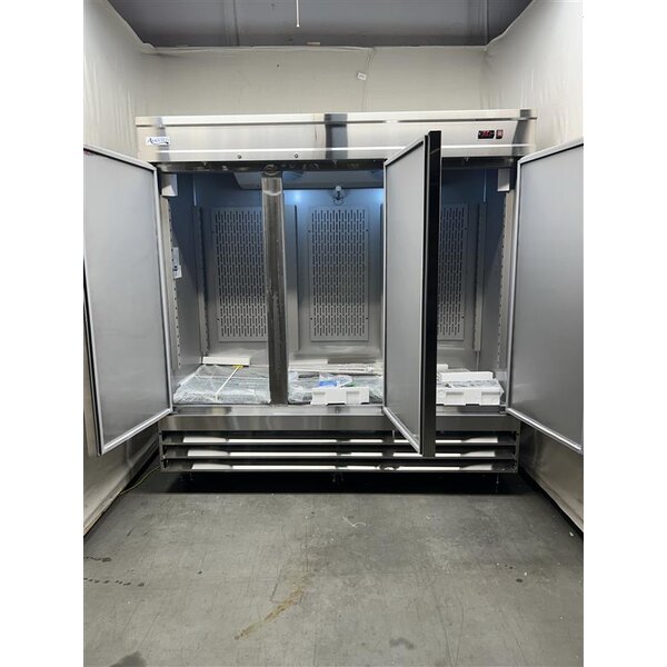 Scratch and Dent Avantco SS-3R-HC 81 5/16" Stainless Steel Solid Door Reach-In Refrigerator