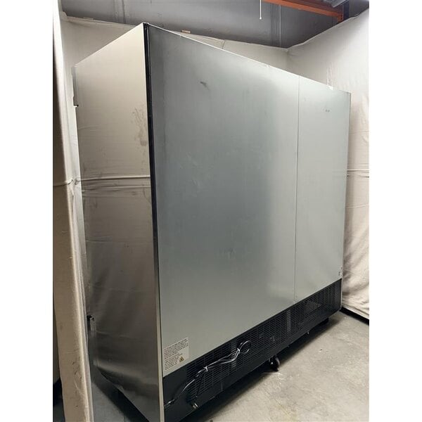 Scratch and Dent Avantco SS-3R-HC 81 5/16" Stainless Steel Solid Door Reach-In Refrigerator