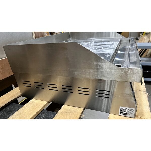 Scratch and Dent Avantco EG24N 24" Electric Countertop Griddle - 208/240V, 2675W-3560W