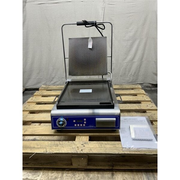 Scratch and Dent Globe GPGS14D Deluxe Panini Grill with Grooved Top and Smooth Bottom - 120V, 1800W