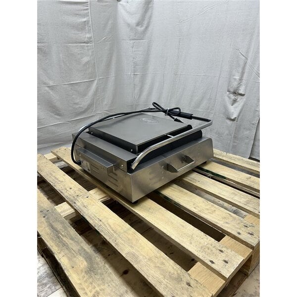 Scratch and Dent Globe GPGS14D Deluxe Panini Grill with Grooved Top and Smooth Bottom - 120V, 1800W