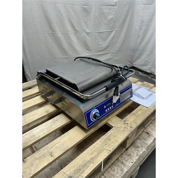 Scratch and Dent Globe GPGS14D Deluxe Panini Grill with Grooved Top and Smooth Bottom - 120V, 1800W