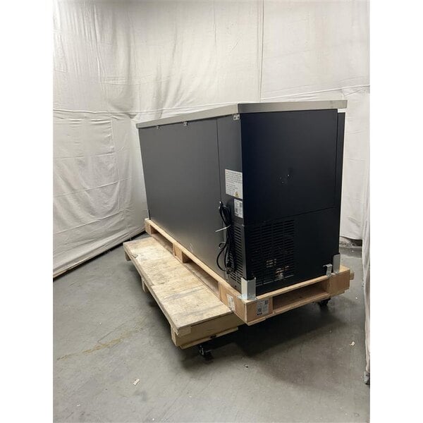 Scratch and Dent Avantco UDD-72-HC (2) Double Tap Kegerator Beer Dispenser - Black, (3) 1/2 Keg Capacity