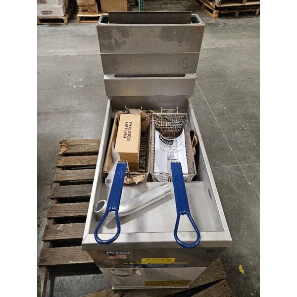 Scratch and Dent Pitco® 45C+S Natural Gas 42-50 lb. Stainless Steel Floor Fryer