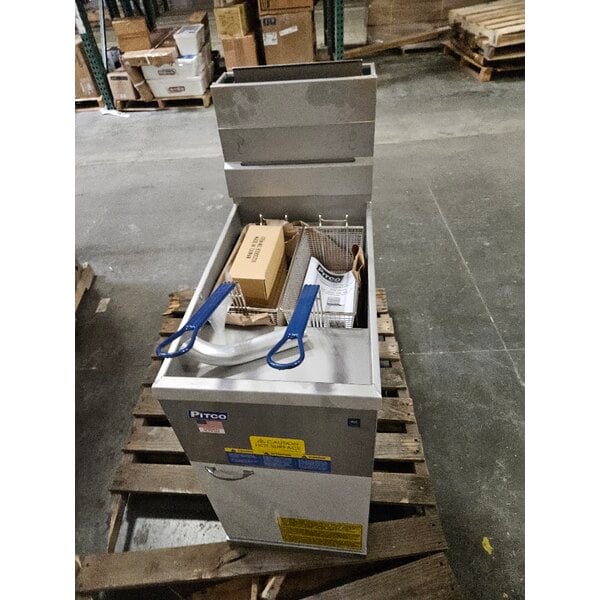 Scratch and Dent Pitco® 45C+S Natural Gas 42-50 lb. Stainless Steel Floor Fryer