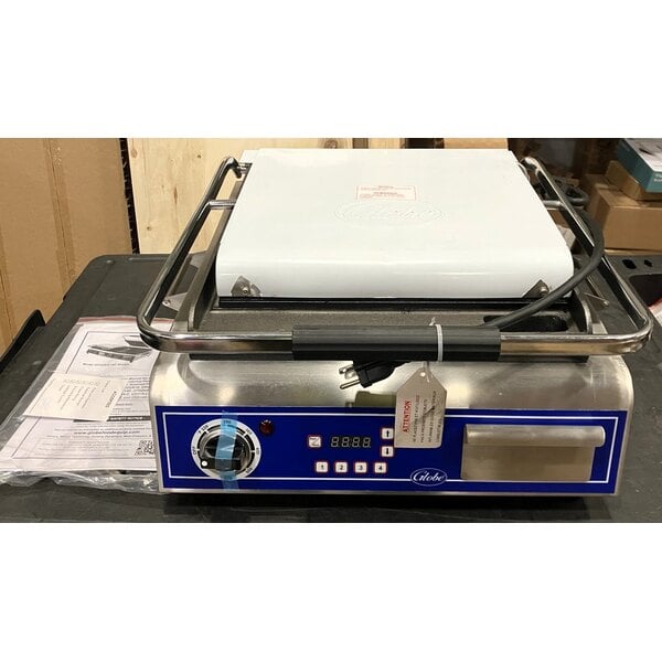 Scratch and Dent Globe GSG14D Deluxe Sandwich Grill with Smooth Plates - 14" x 14" Cooking Surface - 120V, 1800W