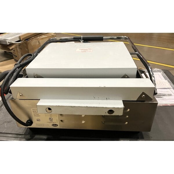 Scratch and Dent Globe GSG14D Deluxe Sandwich Grill with Smooth Plates - 14" x 14" Cooking Surface - 120V, 1800W