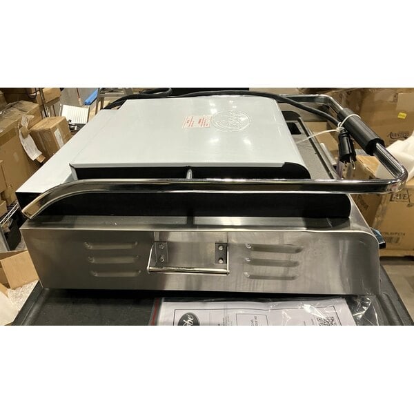 Scratch and Dent Globe GSG14D Deluxe Sandwich Grill with Smooth Plates - 14" x 14" Cooking Surface - 120V, 1800W