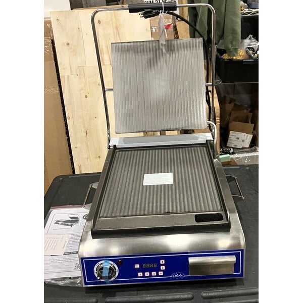 Scratch and Dent Globe GSG14D Deluxe Sandwich Grill with Smooth Plates - 14" x 14" Cooking Surface - 120V, 1800W