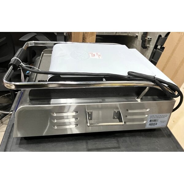 Scratch and Dent Globe GSG14D Deluxe Sandwich Grill with Smooth Plates - 14" x 14" Cooking Surface - 120V, 1800W