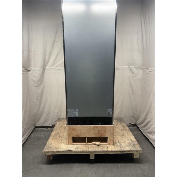 Scratch and Dent Avantco A-23F-HC 29" Solid Door Reach-In Freezer