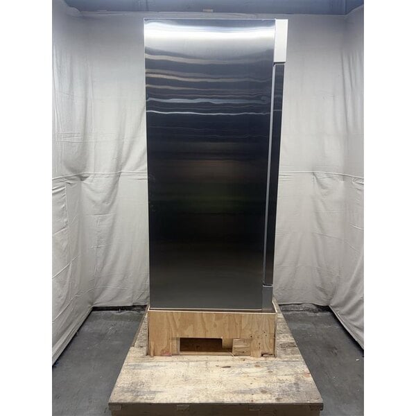 Scratch and Dent Avantco A-23F-HC 29" Solid Door Reach-In Freezer